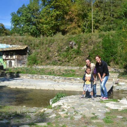 Austauschülerin mit Gastmutter und Gastbruder auf dem Land