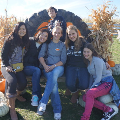 Kurz vor Halloween auf einer Farm im Süden von Wisconsin. Viele Studenten des International Clubs sind mitgekommen, und wir haben das Mais-Labyrinth durchschritten und Kürbisse zum Schnitzen mit nach Hause genommen.