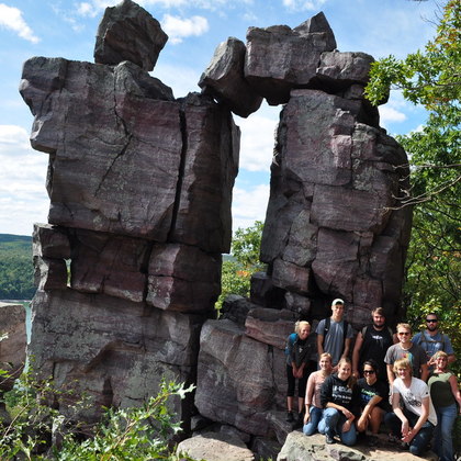 Dieses Foto ist vom Devil's Lake State Park in Wisconsin. Dies war ein Feldkurs vom Geologiekurs. Wir stehen vor dem so genannten Devil's Doorway. Es ist einer der schönsten Naturreservate in Wisconsin und ich konnte viel mit den anderen Studenten reden und habe so auch meine Kameraden viel besser kennengelernt, und auch mit meiner Professorin habe ich eine Beziehung aufgebaut.