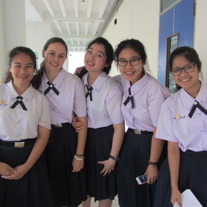 Mit thailändischen Klassenkameradinnen