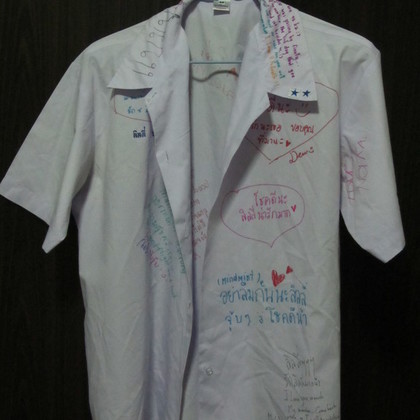 Meine Schuluniform - mit Unterschriften zum Andenken am letzten Tag