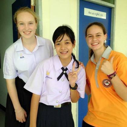 Zwei Austauschschülerinnen an der thailändischen Schule