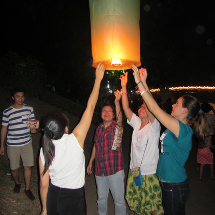 Loy Kratung Lichtfest im November - Lichtballon mit guten Wünschen losschicken