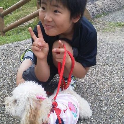 Mon petit frère avec notre chien pendant un interview qu'on a fait qui a été à la télé