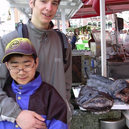 Gastbruder & Ramon auf dem Markt in Bergen