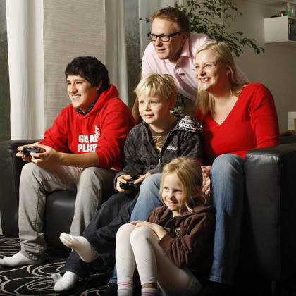 Man braucht kein Spezialprogramm für sein Gastkind - Gastfamilie am gemeinsamen Gamen