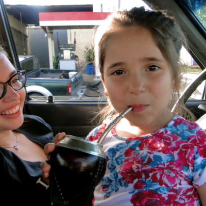 Ceci est ma petite soeur d'accueil (5 ans) qui boit du Mate, le thé traditionnel d'Uruguay 
